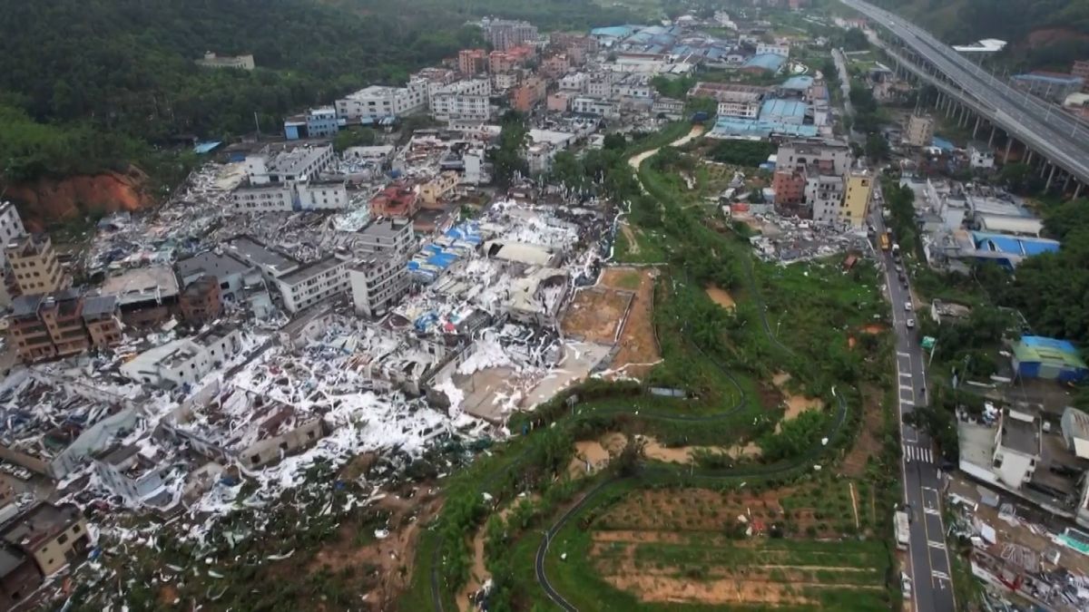 Čínským Kantonem se prohnalo ničivé tornádo. Vyžádalo si pět obětí